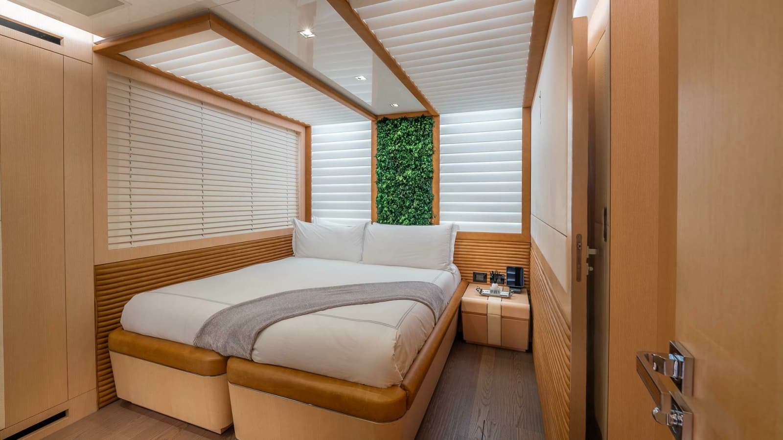 2017 Mangusta Oceano 42