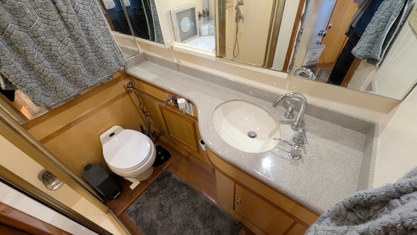 2004 Johnson Motor Yacht