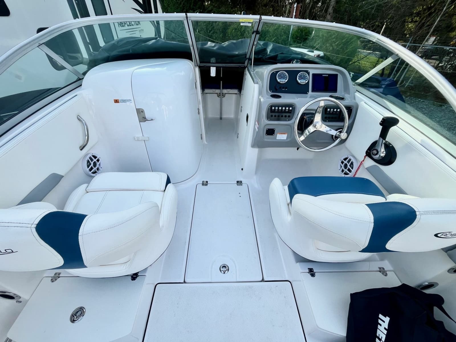 2023 Robalo R207 20