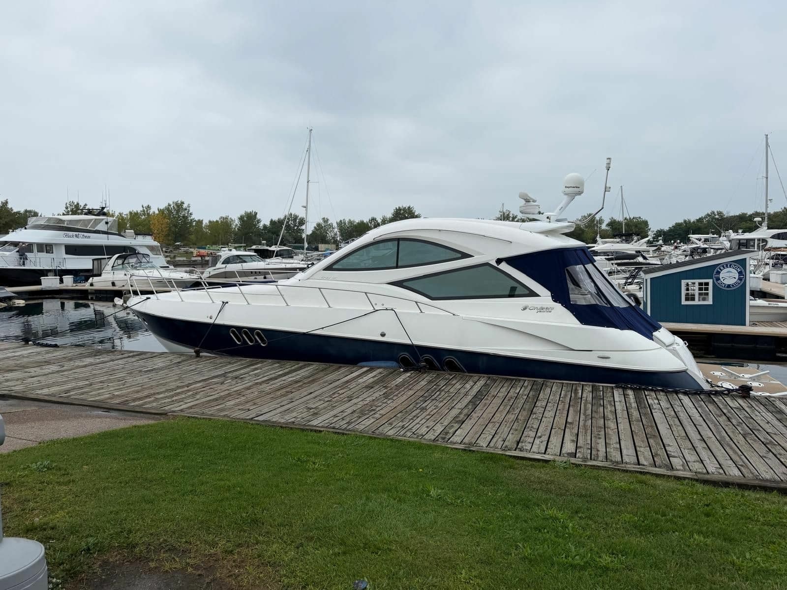 2013 Cruisers Yachts 540 Sports Coupe
