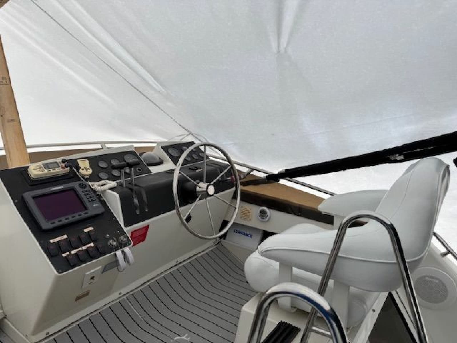 1995 Carver 325 Motor Yacht 32
