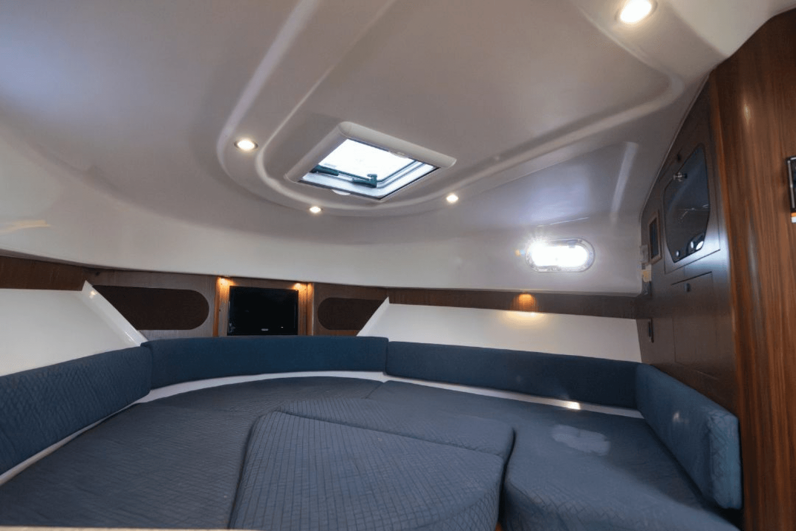2015 Pursuit 345 Offshore 34