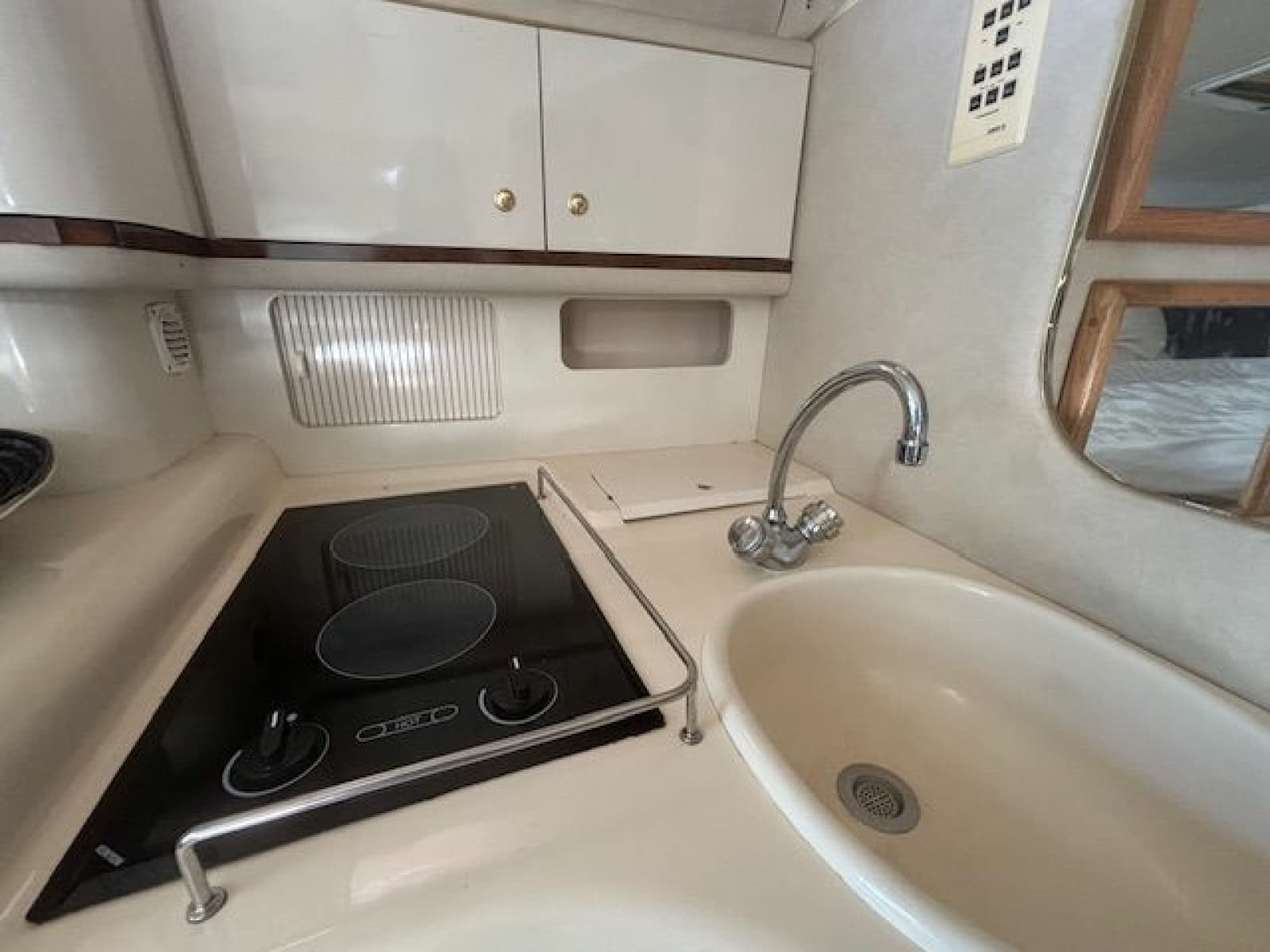1997 Sea Ray 330 Sundancer 33