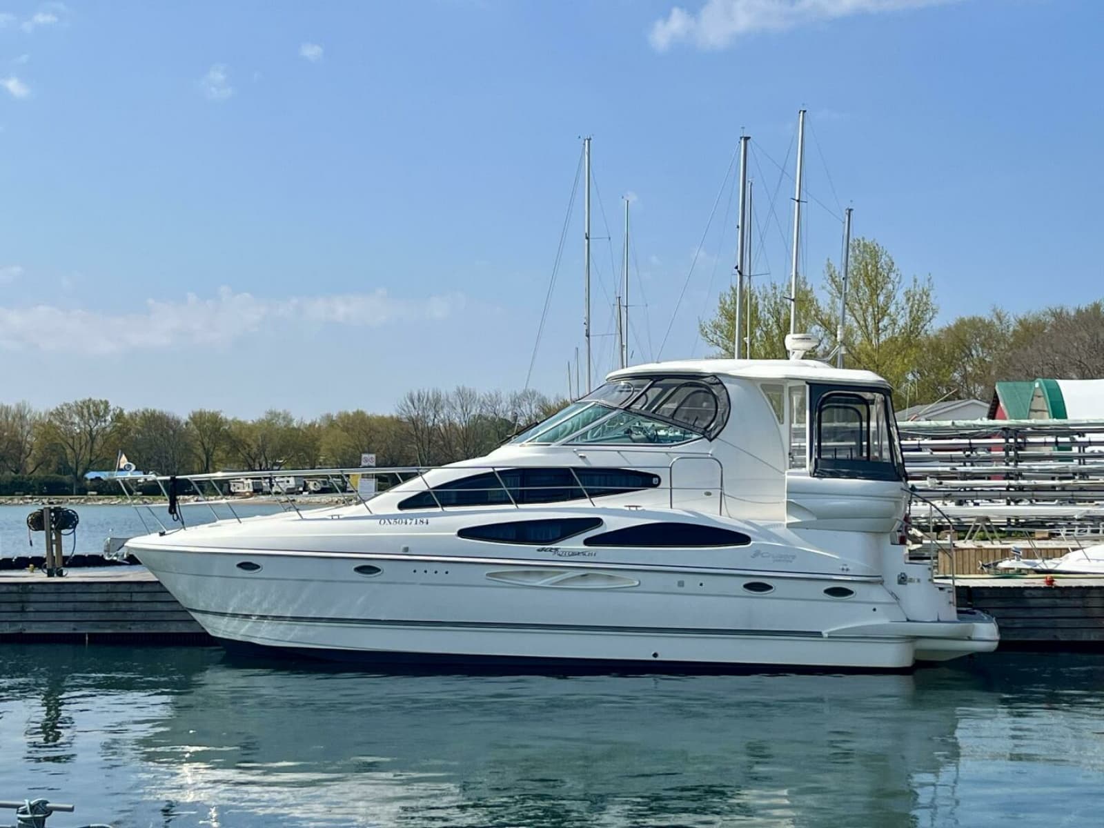 2005 Cruisers Yachts 405 Express Motor Yacht