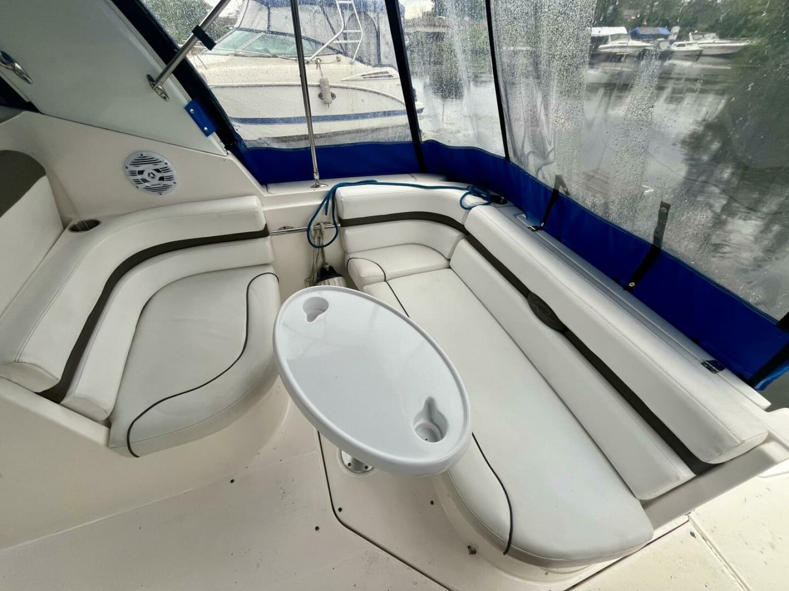 2009 Rinker 260 Express 26