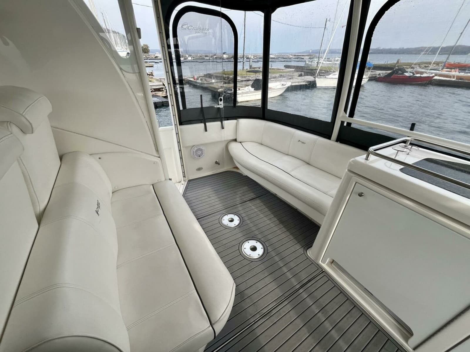 2005 Cruisers Yachts 405 Express Motor Yacht 40
