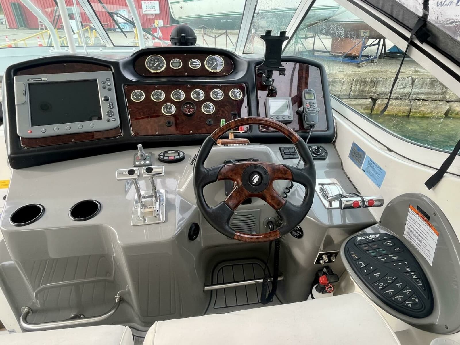 2005 Cruisers Yachts 405 Express Motor Yacht 40