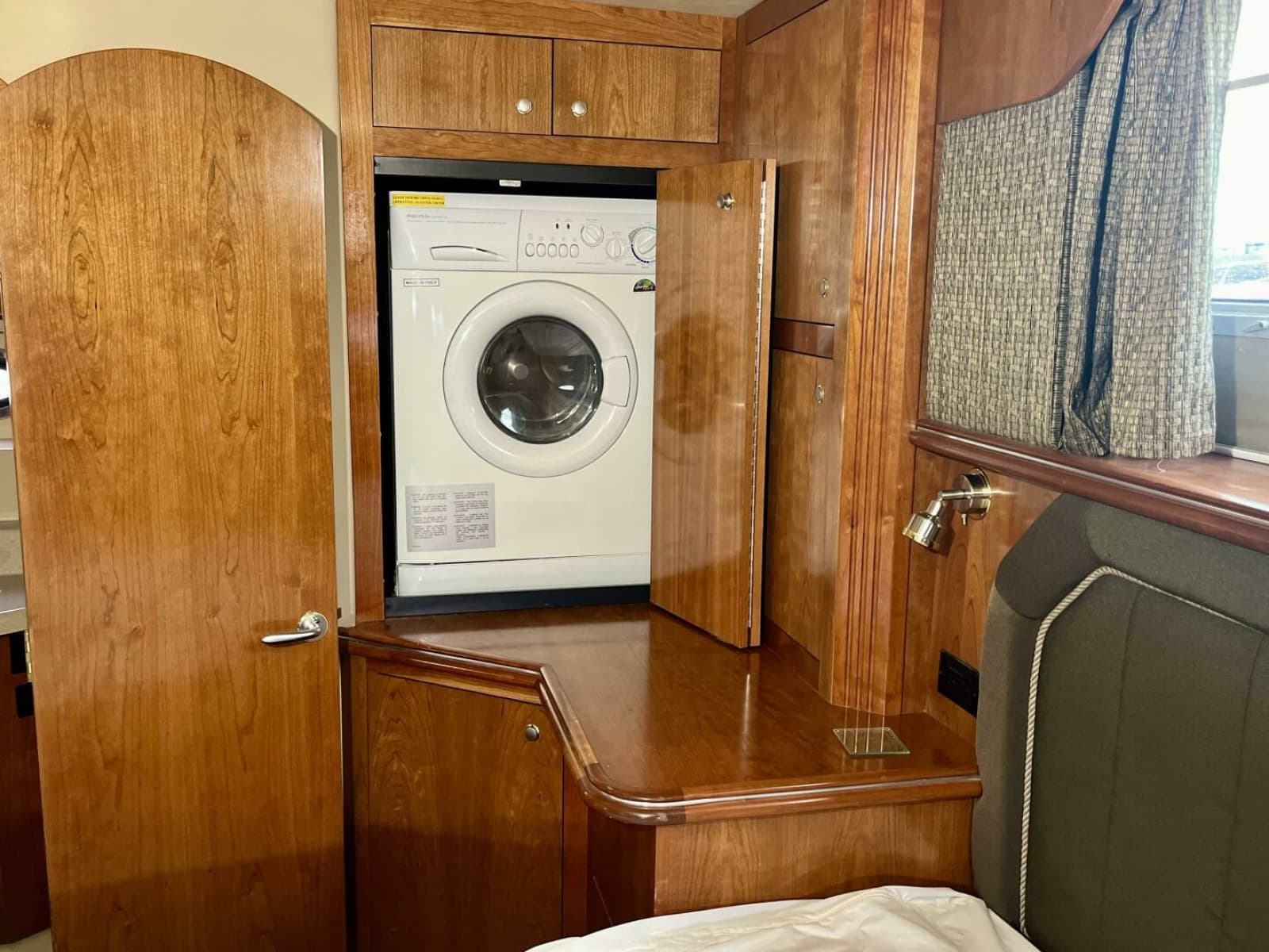 2005 Cruisers Yachts 405 Express Motor Yacht 40