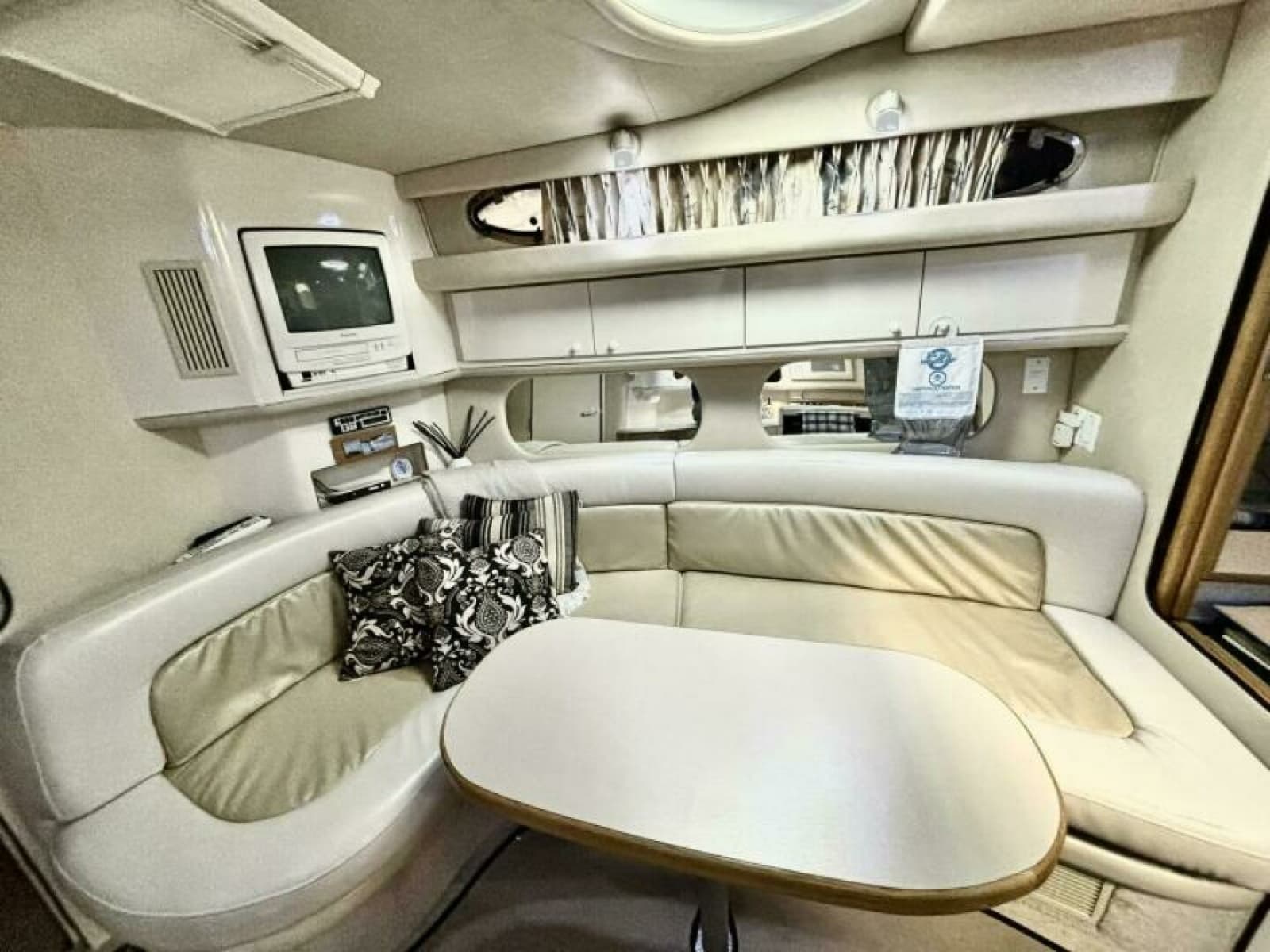 1995 Sea Ray 370 Sundancer 37