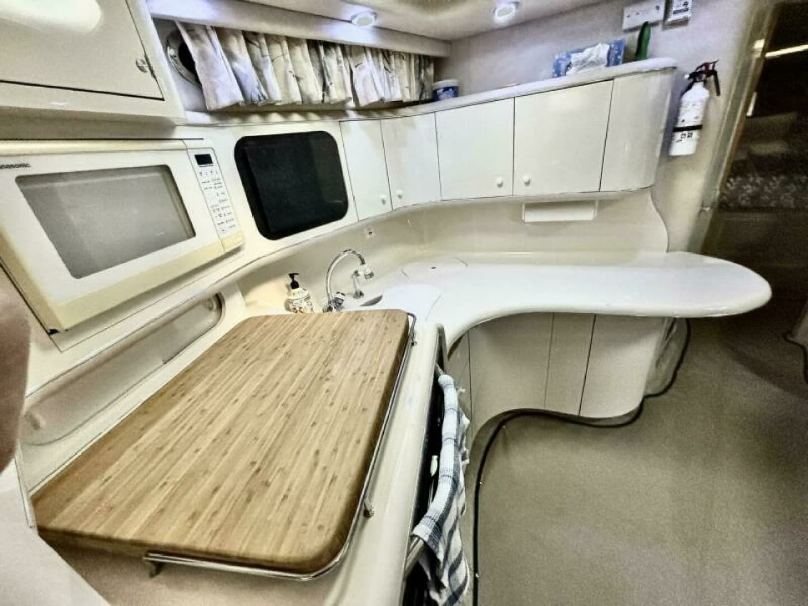 1995 Sea Ray 370 Sundancer 37