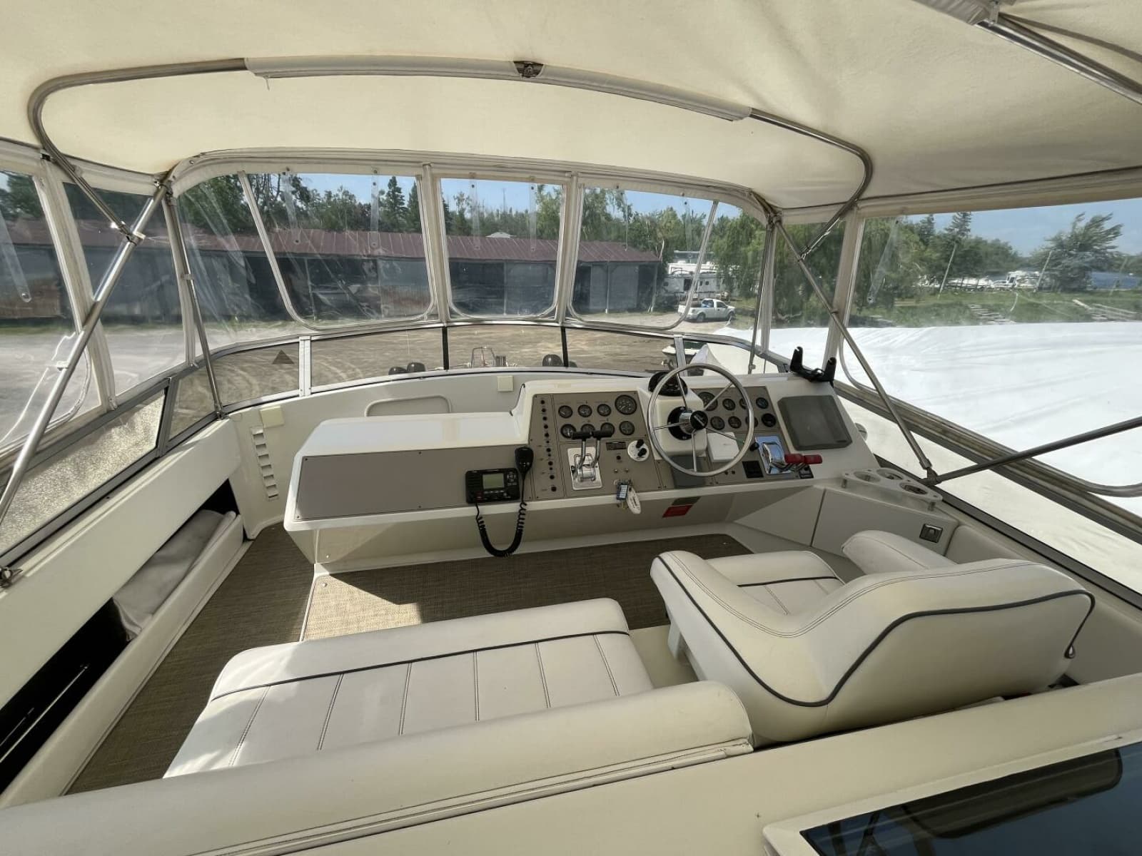 1996 Carver 370 Aft Cabin 37