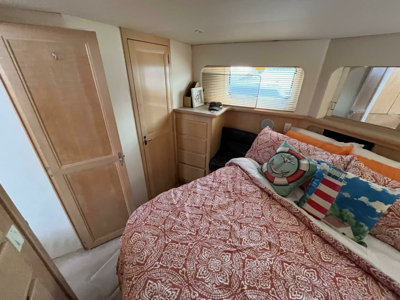 1996 Carver 370 Aft Cabin 37