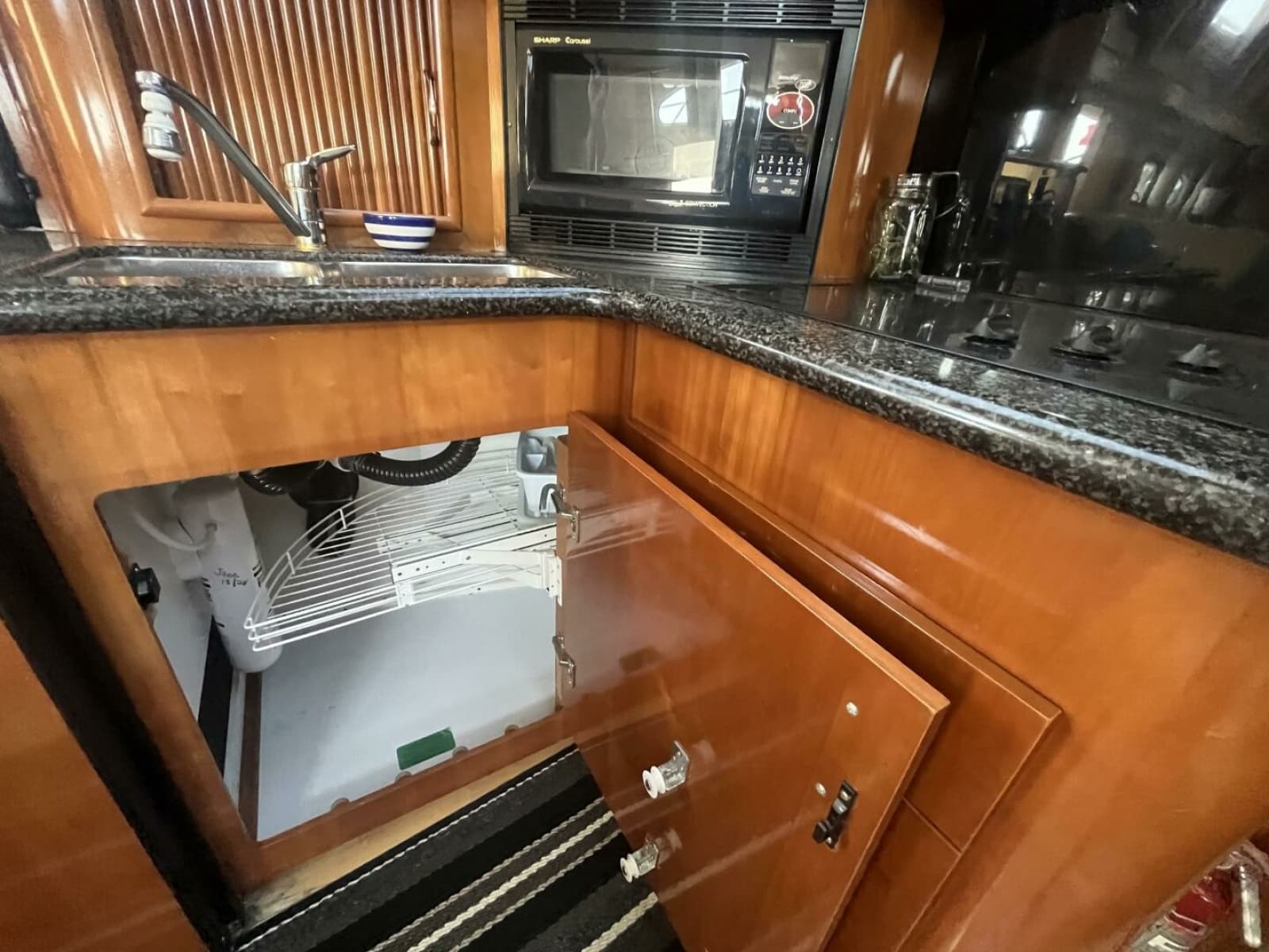 2003 Carver 444 Cockpit Motor Yacht 44