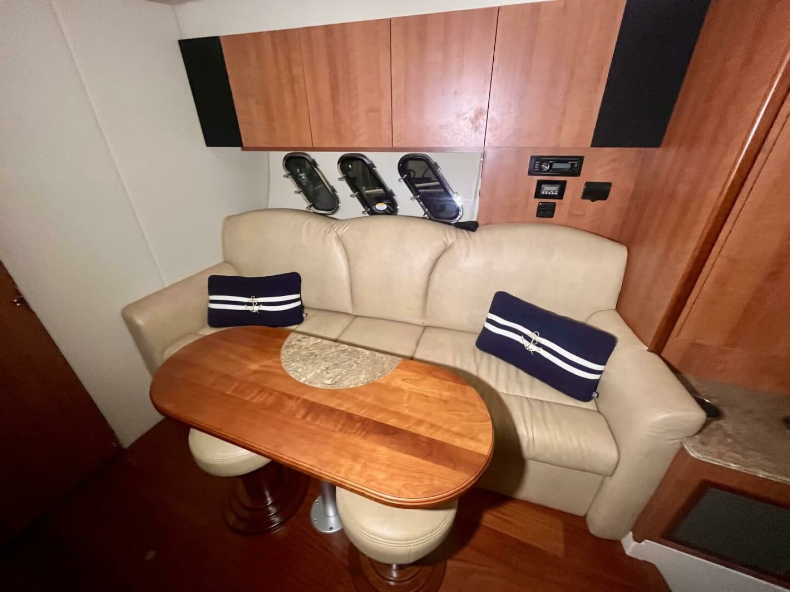 2011 Cruisers Yachts 330 Express 33