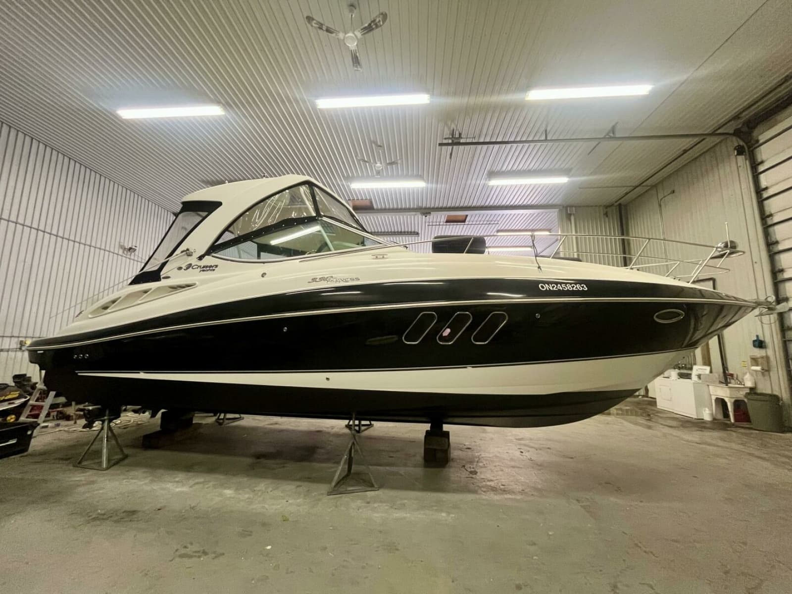 2011 Cruisers Yachts 330 Express