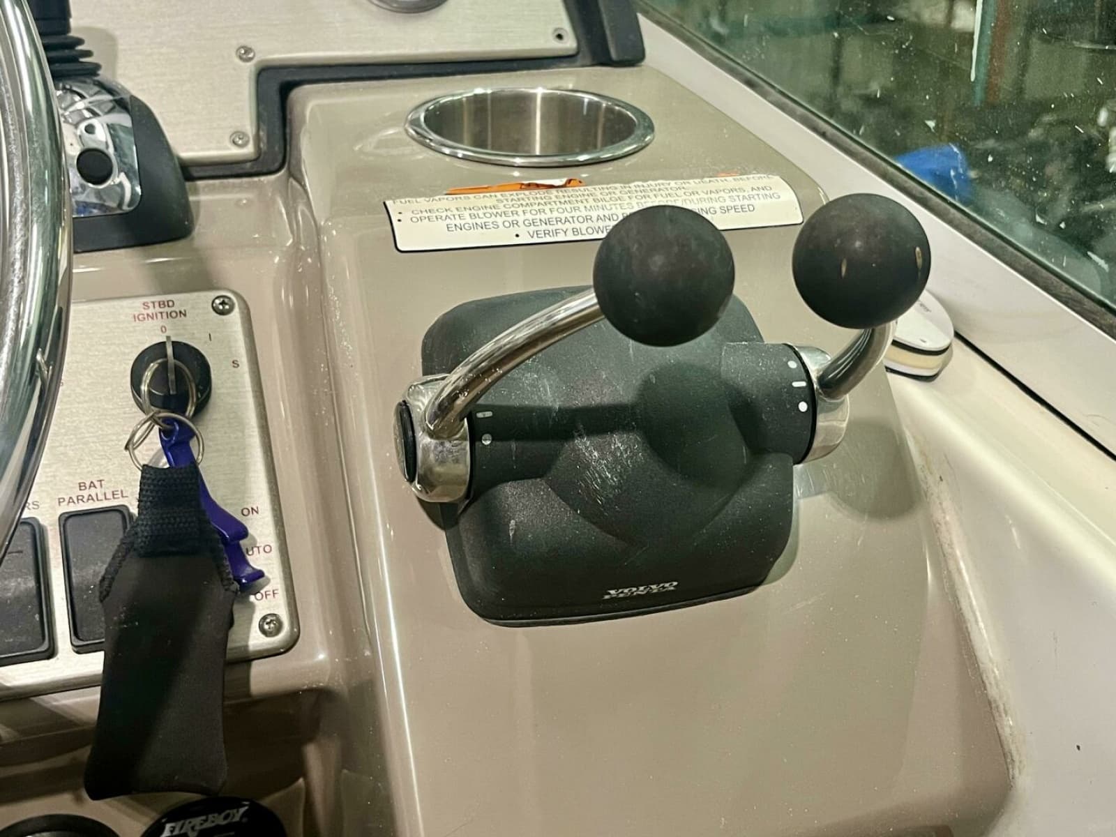 2011 Cruisers Yachts 330 Express 33