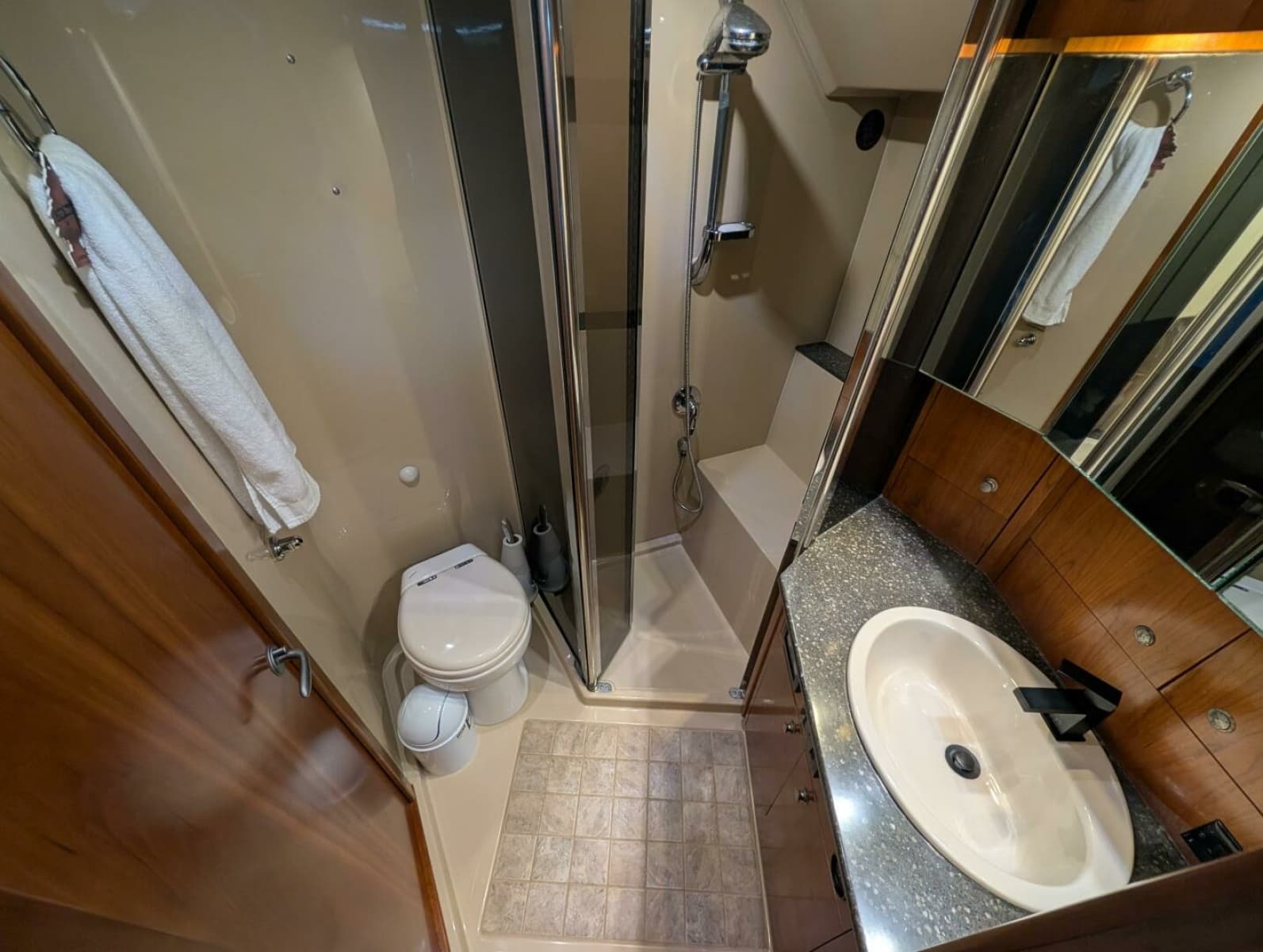 2007 Cruisers Yachts 520 Express 52