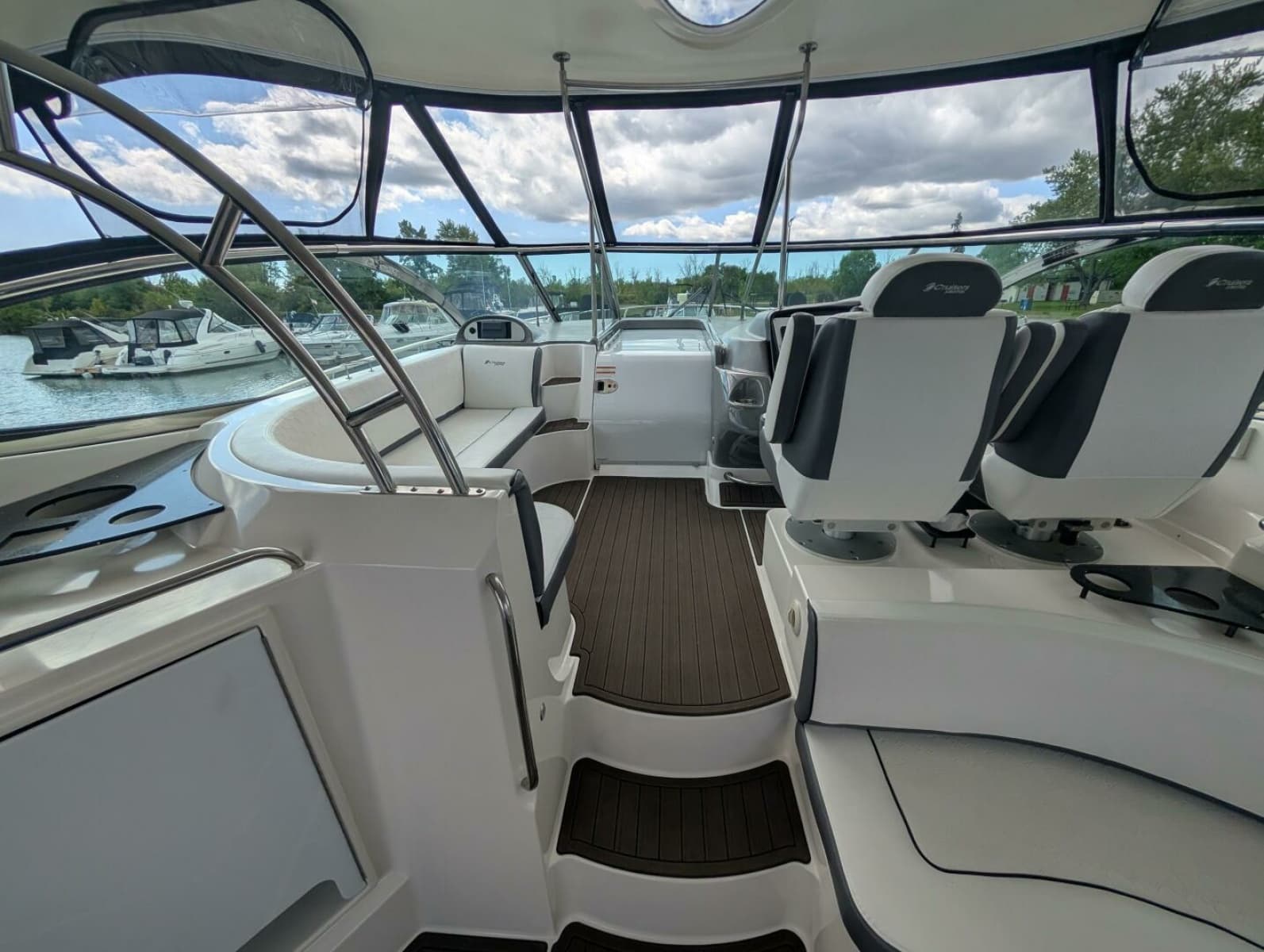2007 Cruisers Yachts 520 Express 52