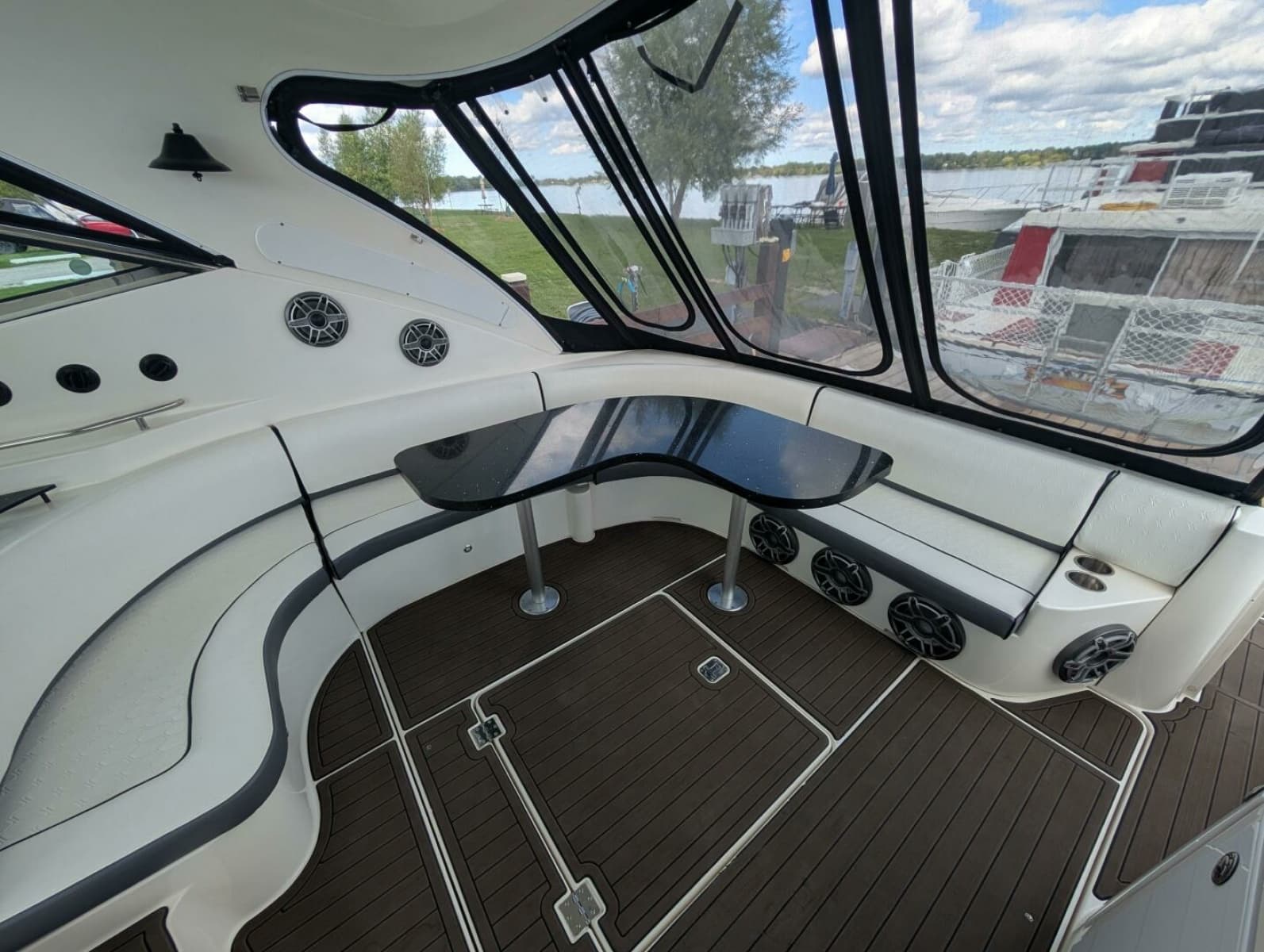 2007 Cruisers Yachts 520 Express 52