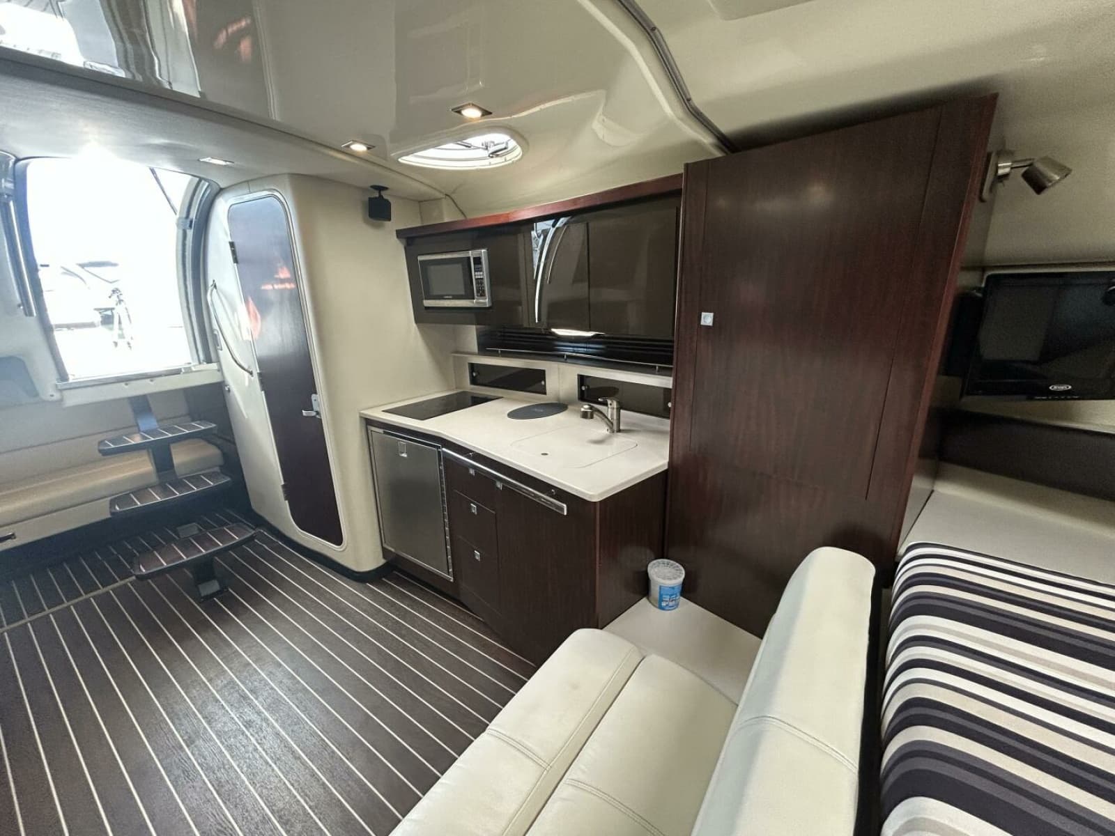 2015 Monterey 355 Sport Yacht 35
