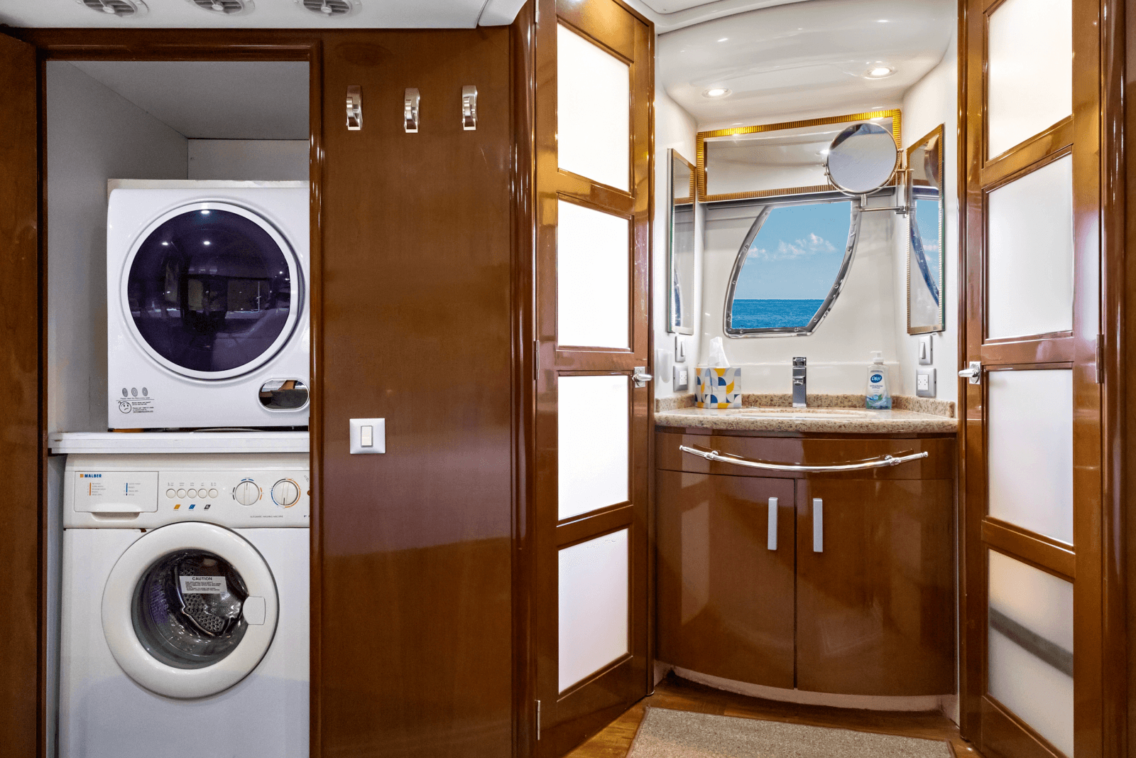 2009 Carver 56 Voyager