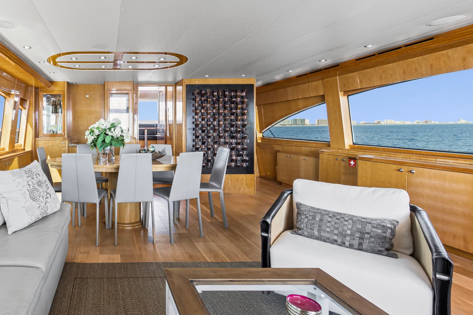 2006 Hatteras 80 Motor Yacht Skylounge