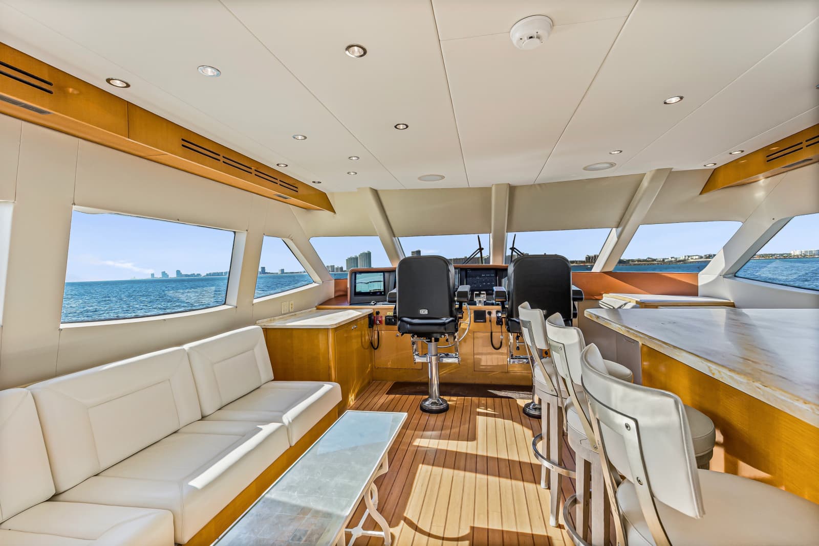 2006 Hatteras 80 Motor Yacht Skylounge