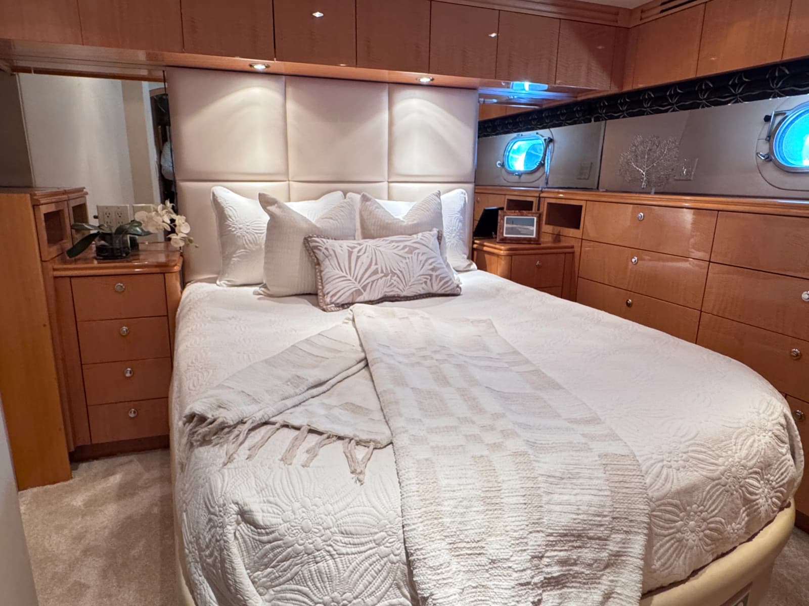 2006 Hatteras 80 Motor Yacht Skylounge