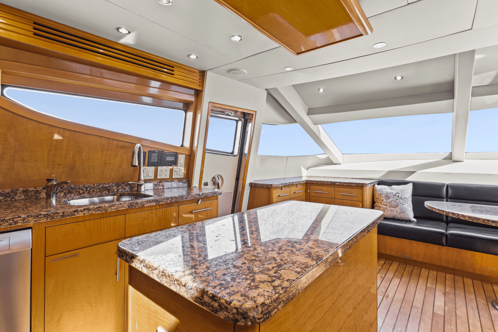 2006 Hatteras 80 Motor Yacht Skylounge