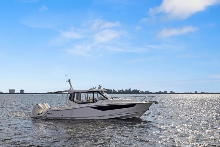 2022 Boston Whaler 405 Conquest