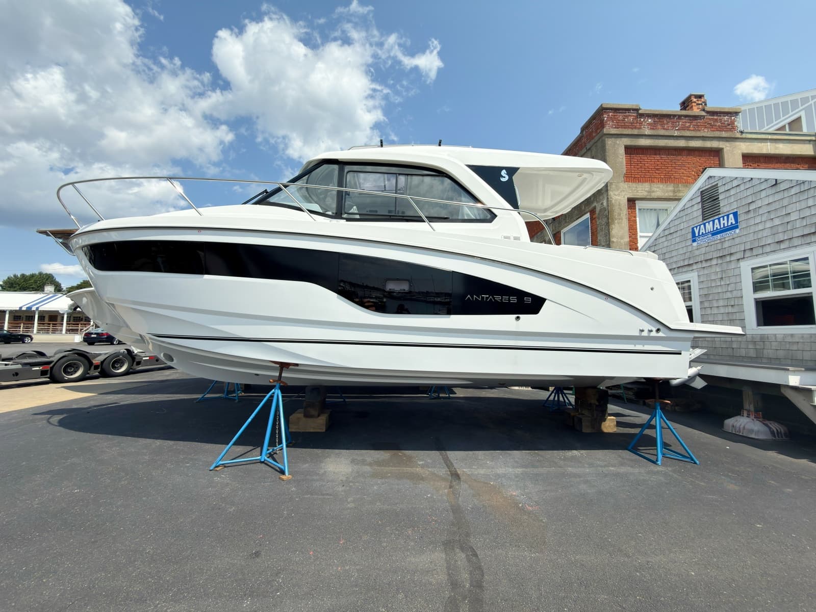 2027 Beneteau Antares 9