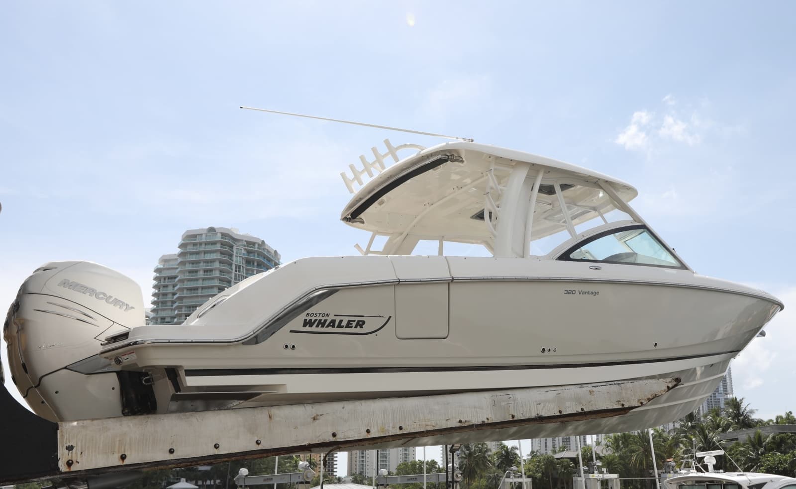 2016 Boston Whaler 320 Vantage