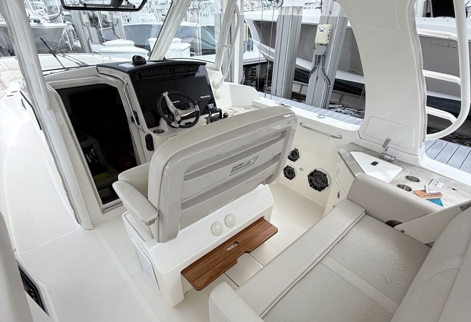 2023 Boston Whaler 350 Realm