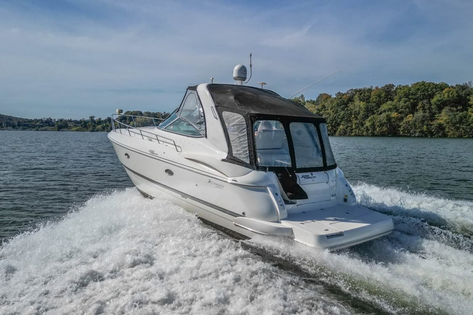 2005 Cruisers Yachts 370 Express