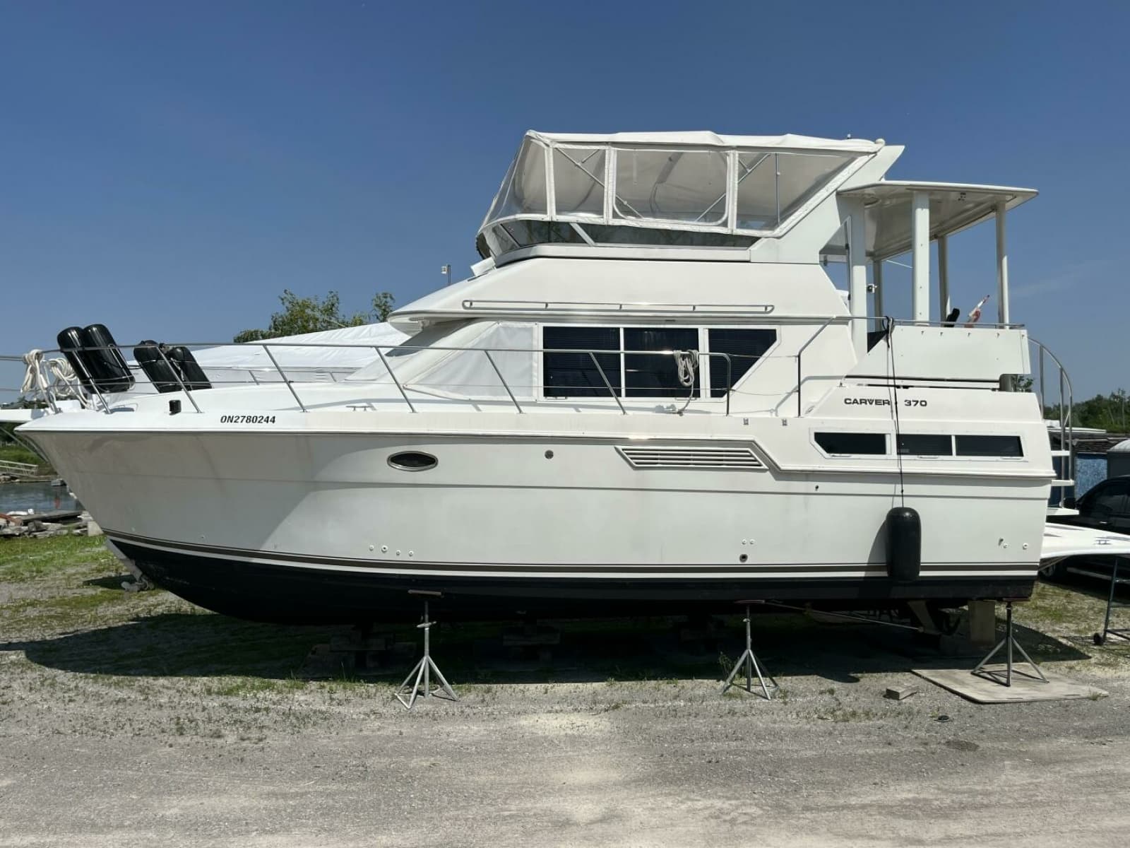 1996 Carver 370 Aft Cabin